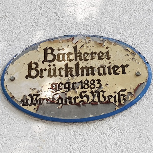 Hinweistafel am Stammsitz der Bäckerei Brücklmaier